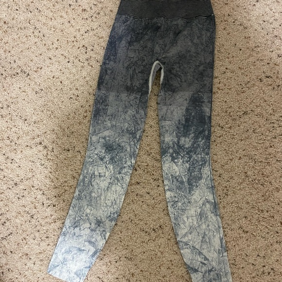 Lululemon crop leggings - Picture 2 of 4
